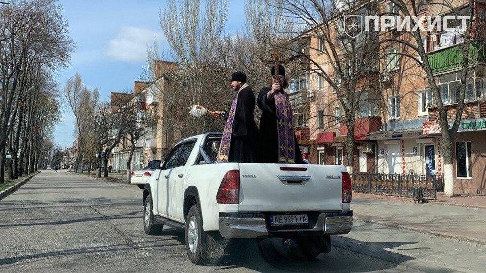 Священники Украины орошают улицы городов святой водой, чтобы защититься от коронавируса