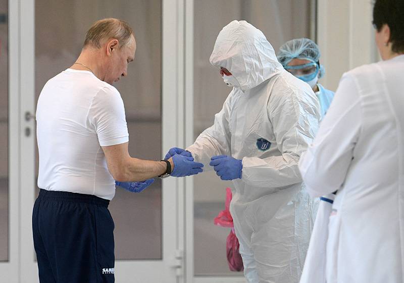 Путин в защитном костюме осмотрел стройплощадку больницы в Коммунарке