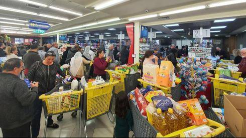 Израильтяне опустошают магазины перед введением полного карантина