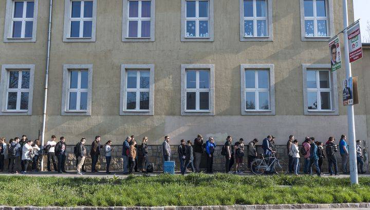 Жители Венгрии спешат запастись оружием, опасаясь беспорядков из-за коронавируса