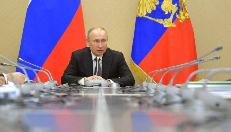 Путин проводит совещание с кабмином по борьбе с коронавирусом