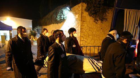 Первую жертву коронавируса в Израиле похоронили ночью в режиме особой предосторожности