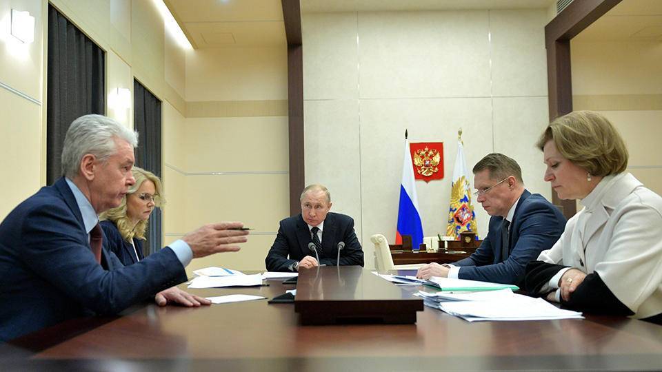 Главврач рассказал Путину о двух сценариях по коронавирусу в России