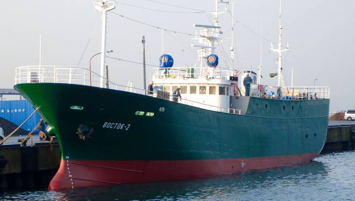 Сутки не утихает пожар на судне "Восток-2", которое загорелось в Охотском море