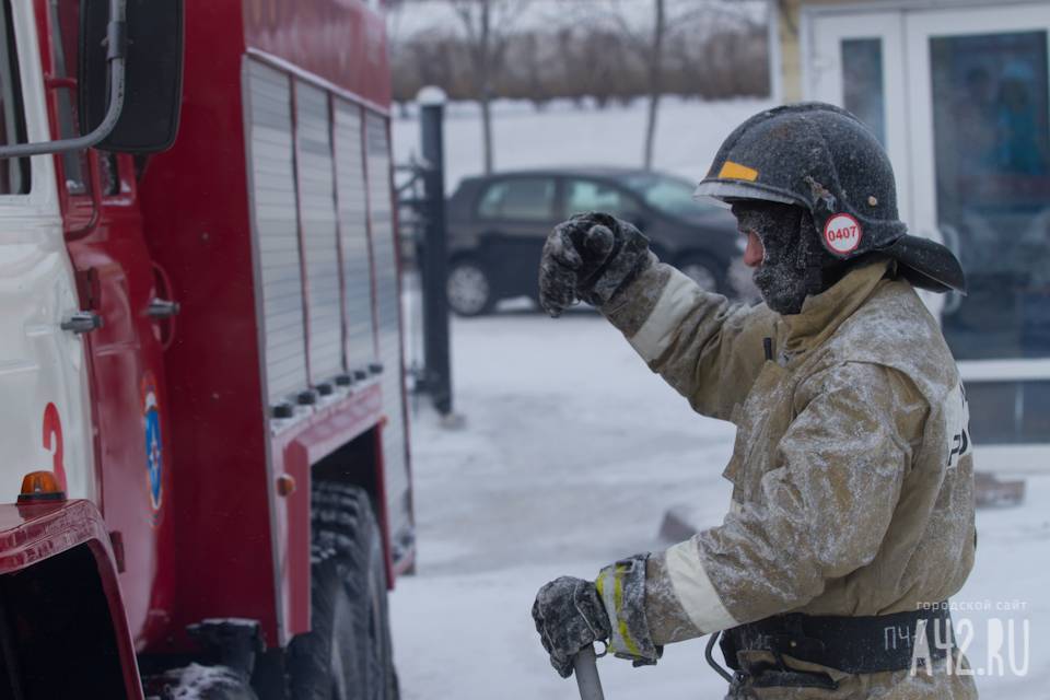 26 сотрудников МЧС тушили крупный пожар в жилом доме в Кемерове