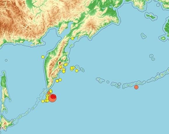 На Курилах из-за мощного землетрясения объявлена угроза цунами