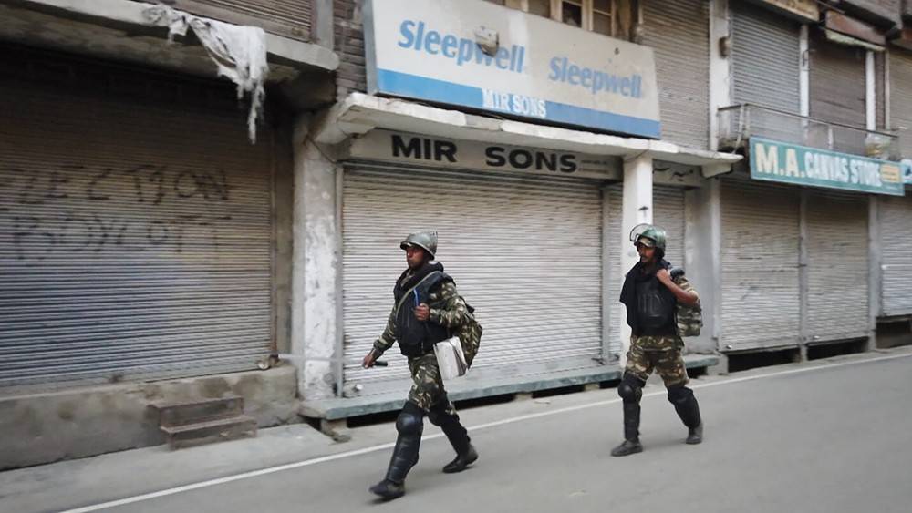 Полиция разогнала нарушителей карантина в Индии палками