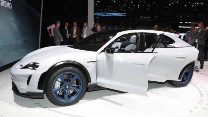 Электромобиль Porsche Taycan Cross Turismo появится в этом году