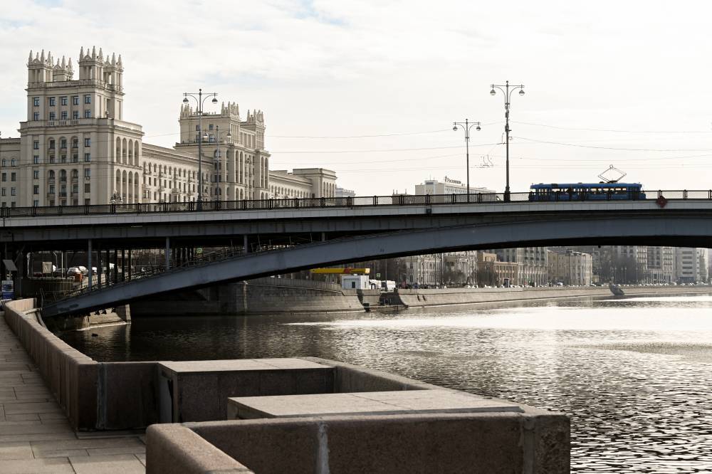 Очевидцы спасли мужчину из Москвы-реки на Крымском валу