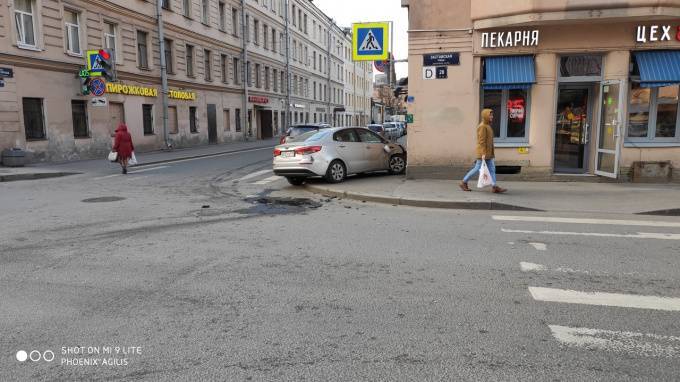 На Заставской улице иномарка врезалась в пекарню
