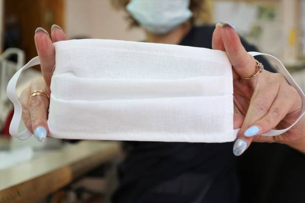 В Сургуте наладили производство медицинских масок - делают по 250 штук в смену