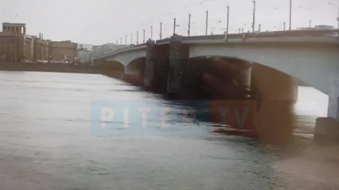 Александр Невский - Спасатели вторые сутки ищут мужчину, упавшего с моста Александра Невского - piter.tv