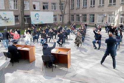 На Украине депутаты из-за коронавируса провели заседание горсовета во дворе