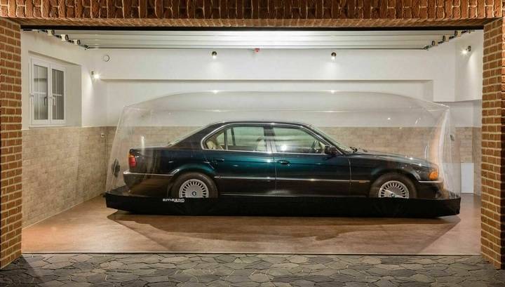 Старая "семерка" BMW простояла 23 года в надувном пузыре
