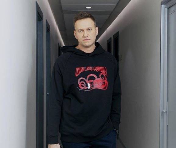 На политика Алексея Навального напали. Обсыпали мукой и облили молоком