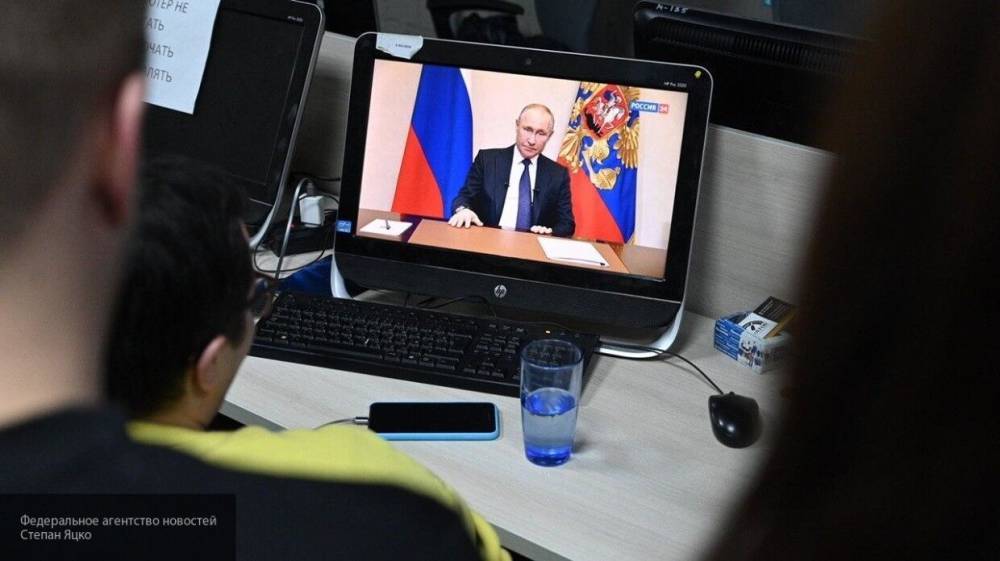 Путин предложил на протяжении трех месяцев выплачивать деньги семьям, имеющим маткапитал