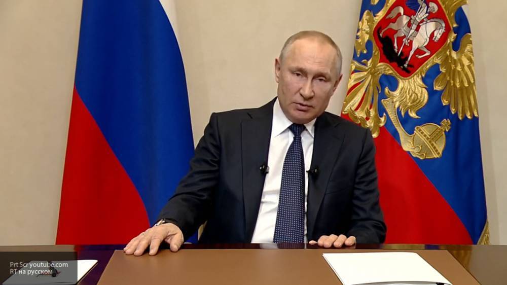 Путин заявил, что в России удается сдерживать массовое распространение коронавируса
