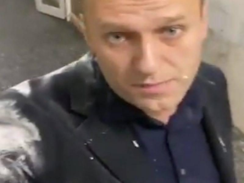 Навального обсыпали мукой и облили молоком на «Эхе Москвы»