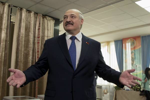 Никаких масок: пресс-служба Лукашенко рассказала, чем он спасается от вируса