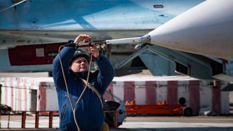 Пилоты ЮВО в Крыму "отразили ракетный удар" по аэродрому - фото