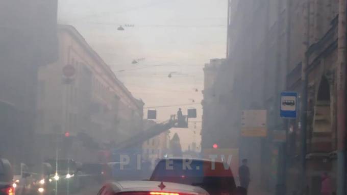 Видео: на Вознесенском проспекте загорелась квартира