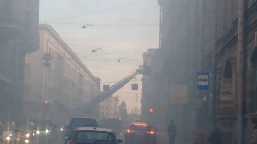 Спасатели эвакуировали двух девушек из горящей квартиры в центре Петербурга.