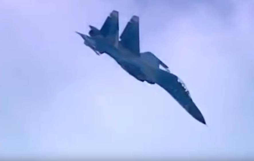 Истребитель Су-27 упал в Черное море