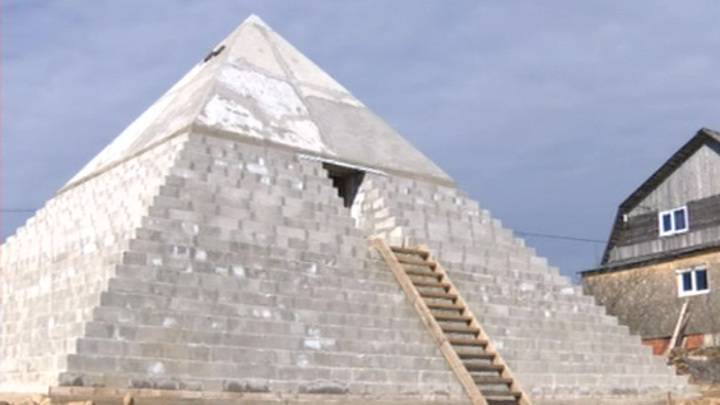 Чистим чакры, лечим вирус: семья из Ленобласти построила "чудо-пирамиду"