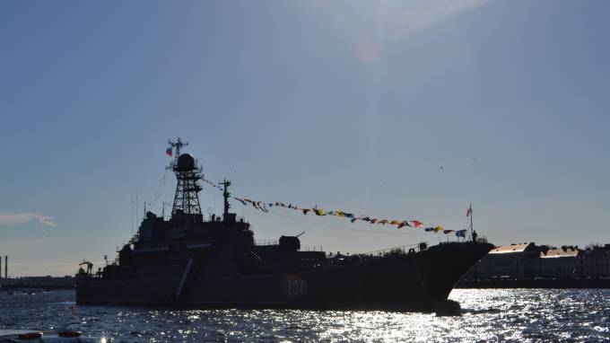 Российский сторожевой корабль унизил два фрегата НАТО в Чёрном море