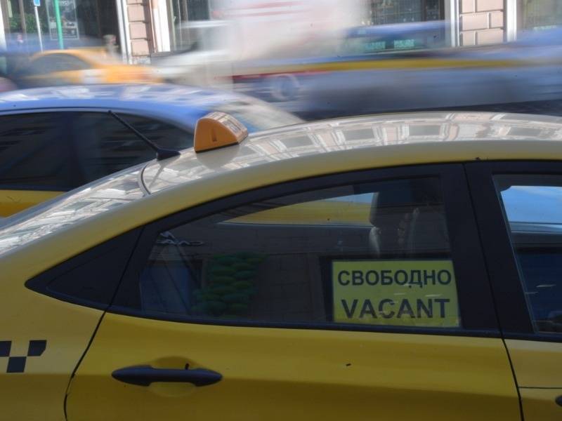 Таксистов, лишившихся работы из-за пандемии COVID-19, пригласили в Мосгортранс