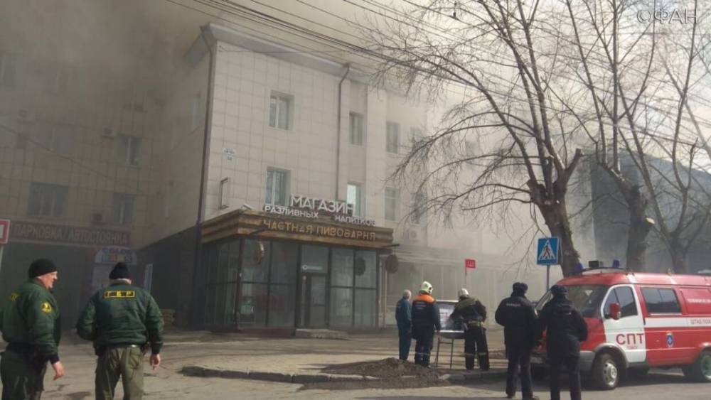 Административное здание горит в Томске.