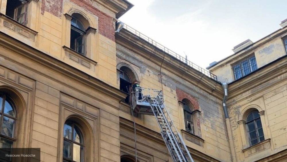 Пожар в историческом здании на Исаакиевской площади в Петербурге потушили