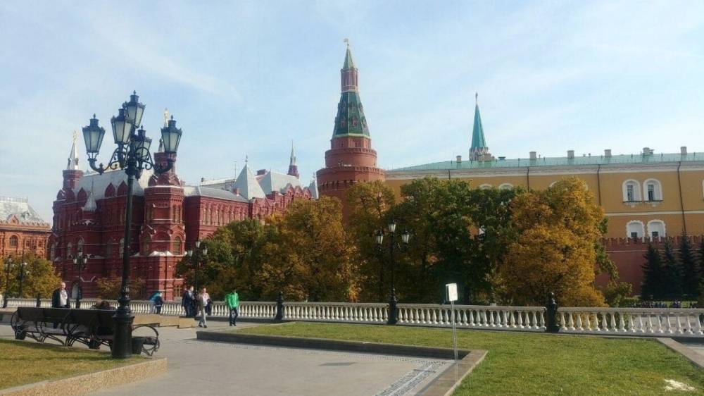 Кремль проработает вопрос двойной оплаты для трудящихся удаленно на выходной неделе