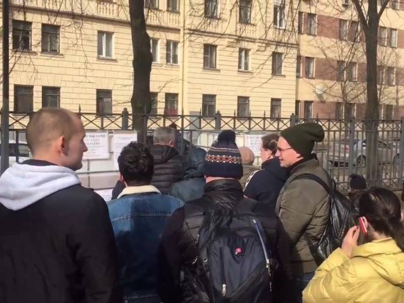 В Петербурге устроили бесплатную выдачу антисептика – рядом выстроилась толпа