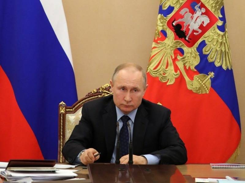 Путин признал "обрушение рынка нефти", пояснив, что экономика "ложится"