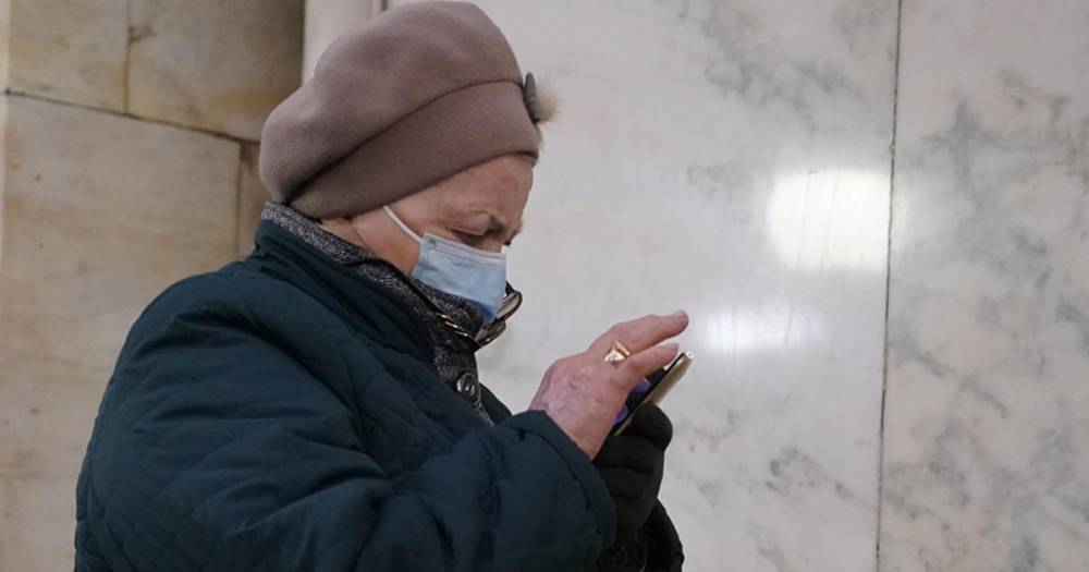 Тысячи пенсионеров пытались проехать в метро по отключенным картам