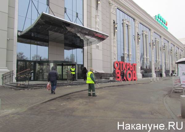 В Свердловской области закрываются магазины, клубы, рестораны. Работать не будет почти ничего