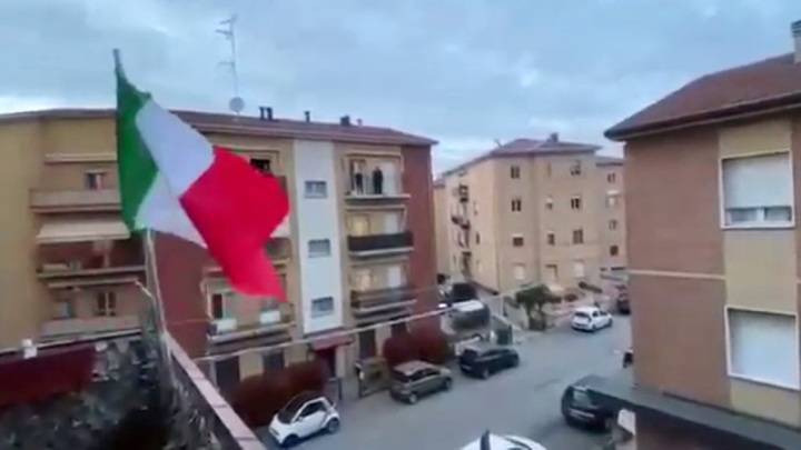 Из окон итальянцев звучит гимн России