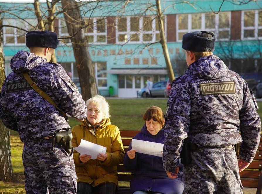 Люди с автоматами попросили московских пенсионеров посидеть дома