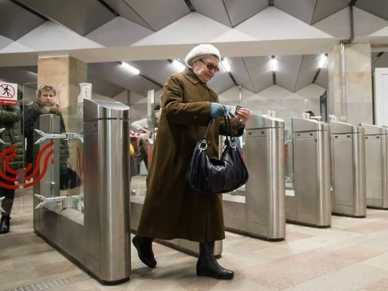 В Москве свыше 60 тысяч пенсионеров нарушили карантин, спустившись в метро