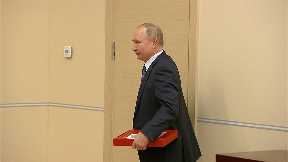 Путин пришел на виртуальный саммит G20 с красной папкой