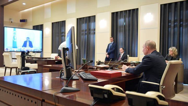 Красная папка, экран и переводчик: это все, что понадобилось Путину для участия в саммите G20