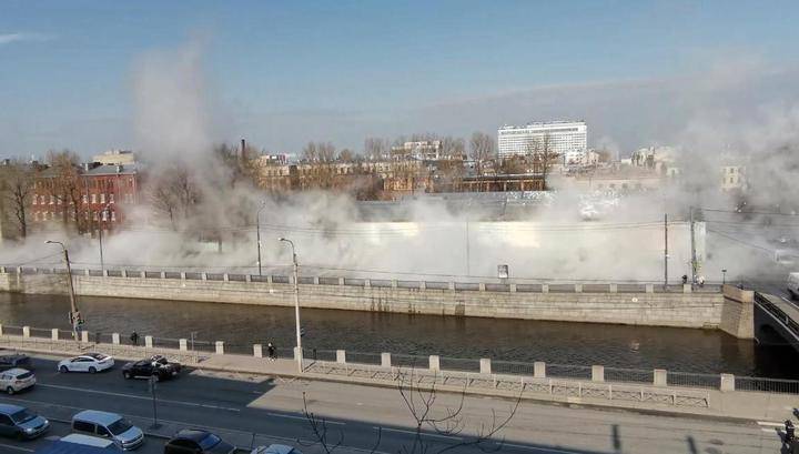 Заволокло паром: мощный прорыв трубы с кипятком в Петербурге сняли на видео