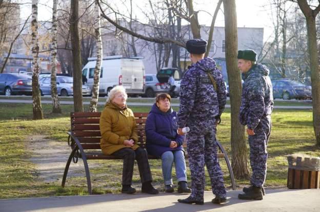 Сотрудники Росгвардии стали останавливать пожилых людей в Москве
