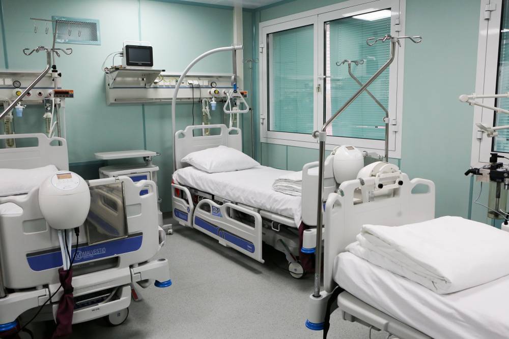 Второго пациента больницы в Коммунарке подключили к аппарату ИВЛ