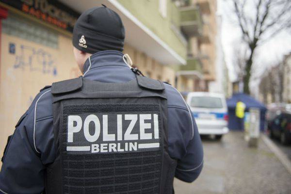 Молодые немцы достали полицию Берлина глупыми вопросами о коронавирусе