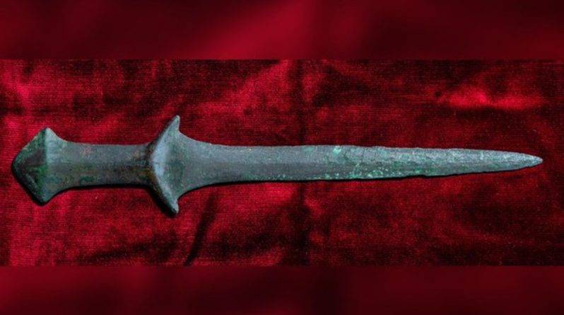 Студентка-археолог обнаружила один из самых древних мечей в мире. Возраст артефакта - 5000 лет