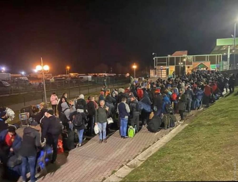 На границе с Польшей огромная очередь: украинцы пытаются попасть на родину