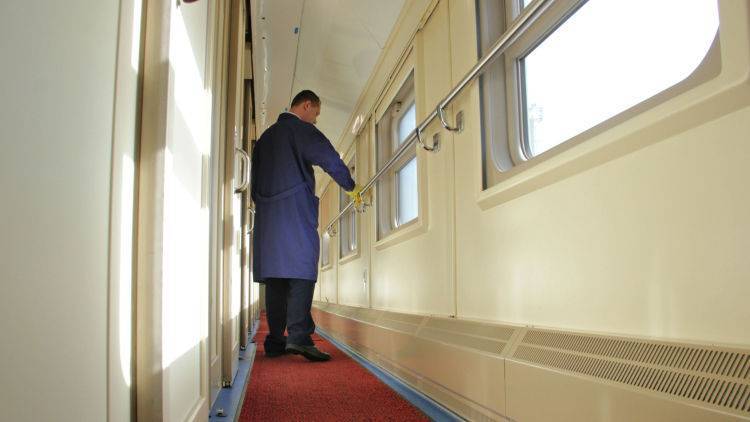 Проводниковая чистка: как обрабатывают поезда в Крым