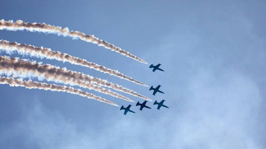 Российские пилоты написали в небе «Береги себя — оставайся дома» из-за COVID-19